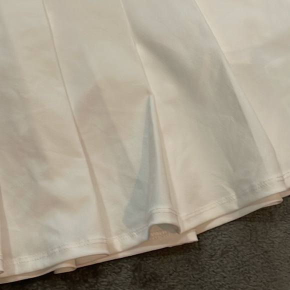 NWT Lilly Pulitzer Luxletics white skort - Picture 2 of 9